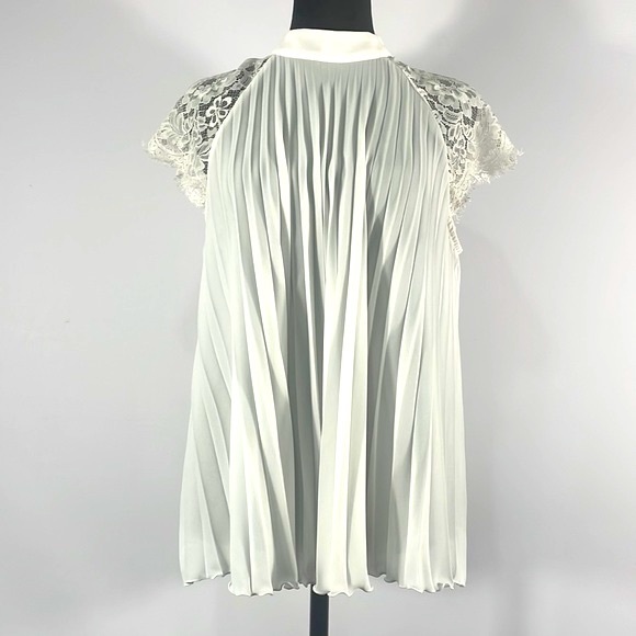 White, Banana Republic, pleaded,lace Medium, Top, Swing top, Trapeze - Picture 2 of 10